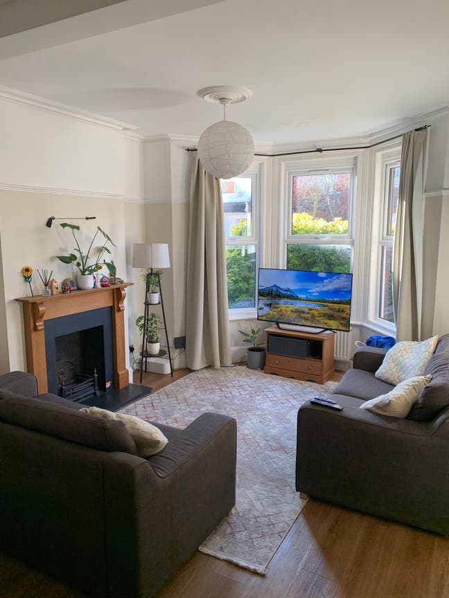 Double room in spacious - Near Barons Court Main Photo