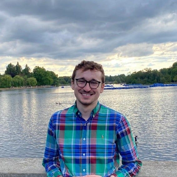 25 y/o professional looking for double room Main Photo