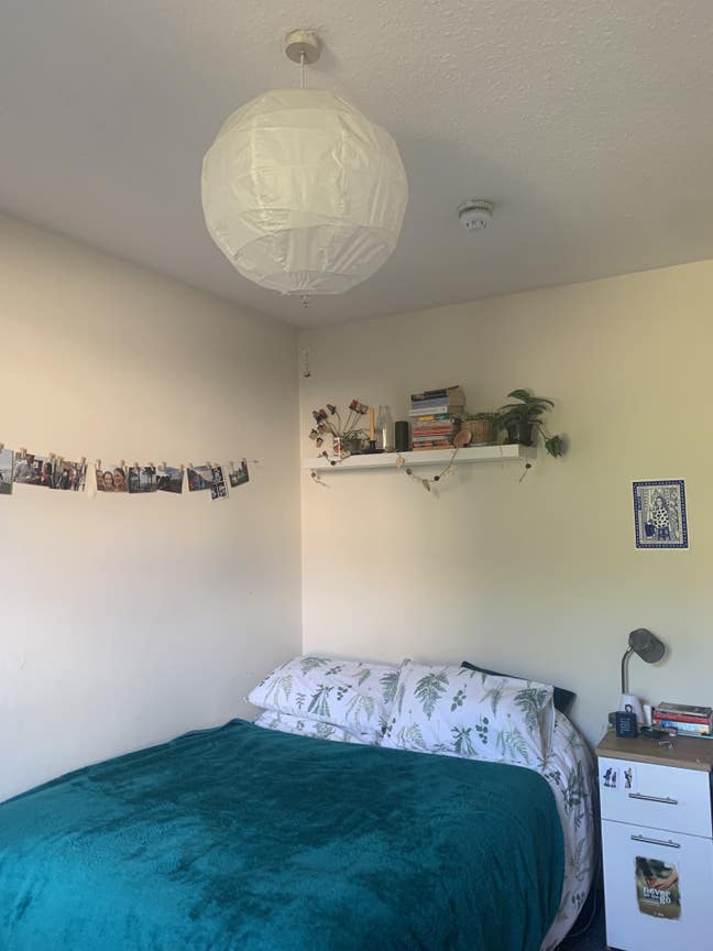 Room with double bed by Gloucester Road!  Main Photo