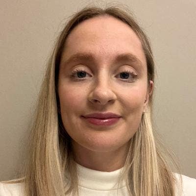 Professional Female seeks a single or double room Main Photo