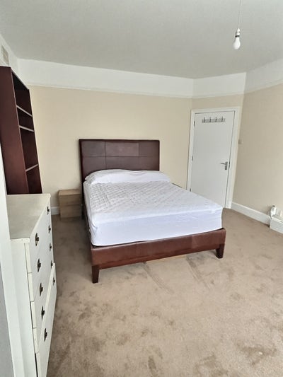 Large Double Room Eltham Main Photo
