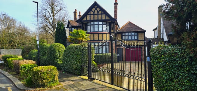 Enormous Double Room in a Stately Mini Mansion Main Photo