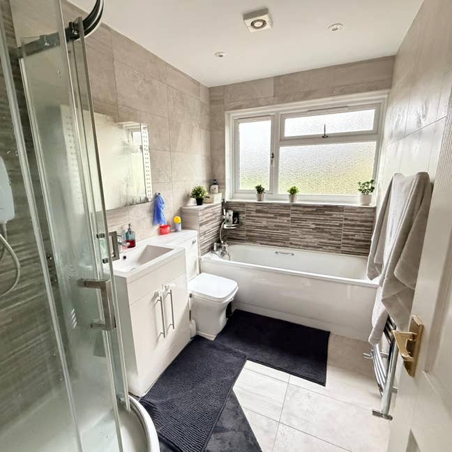 Spacious Single Room Available for Female Lodger Main Photo