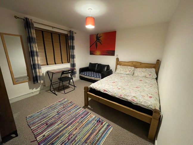Large Room, Sofa, 8 min walk to City-All Bills Inc Main Photo