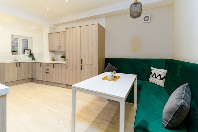 A Bit of Downtown Sophistication Main Photo