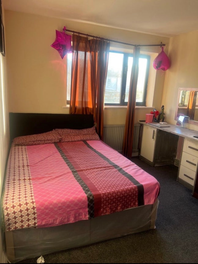 Spacious Double Room Available | Singles/Couples Main Photo