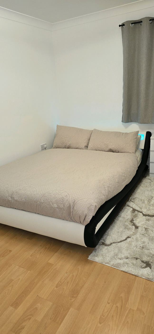 Beautiful Double Room Ensuite in a Spacious House Main Photo