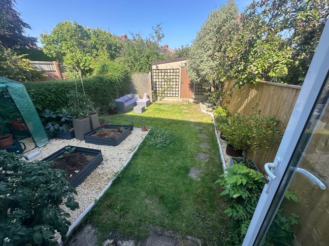 Double Room Available in Friendly, Relaxed Home Main Photo