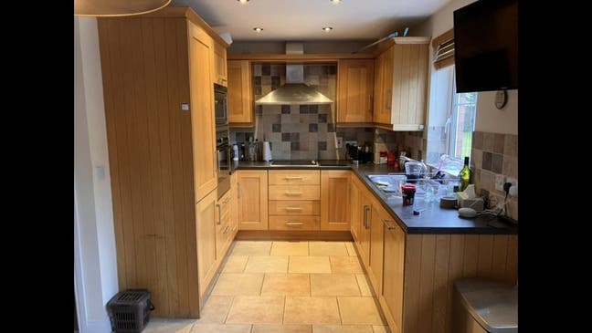 3 bedrooms available in 4 bed property Main Photo