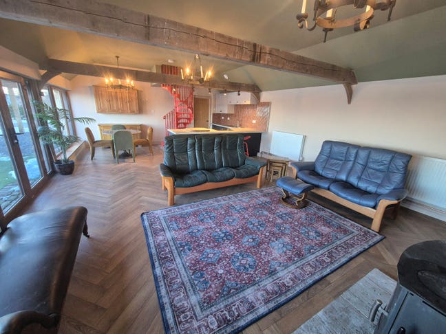 Huge 1-Bedroom Barn Conversion to Let Main Photo