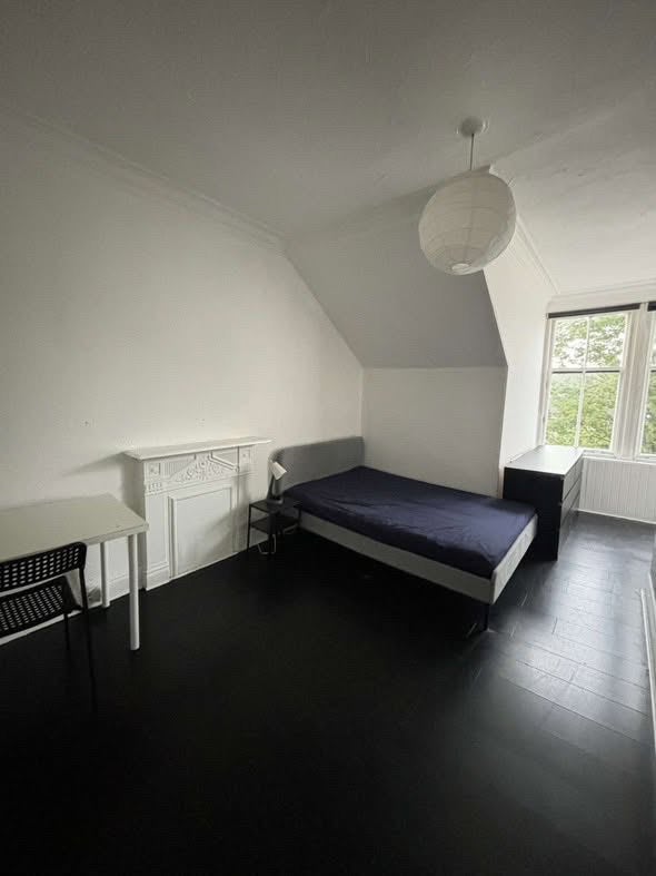 Double bedroom in student flat on Byres road  Main Photo
