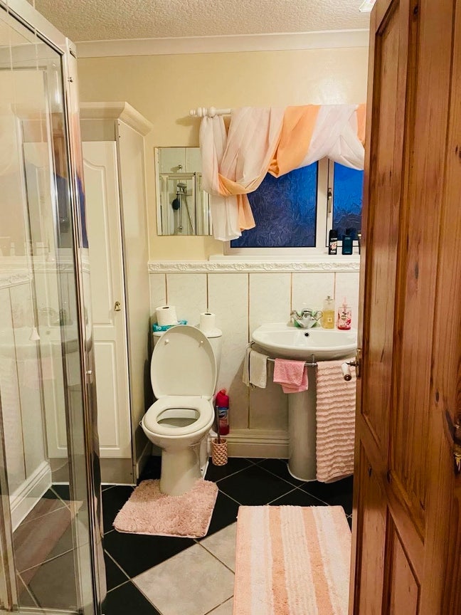 Sizeable room to rent furniture included  Main Photo