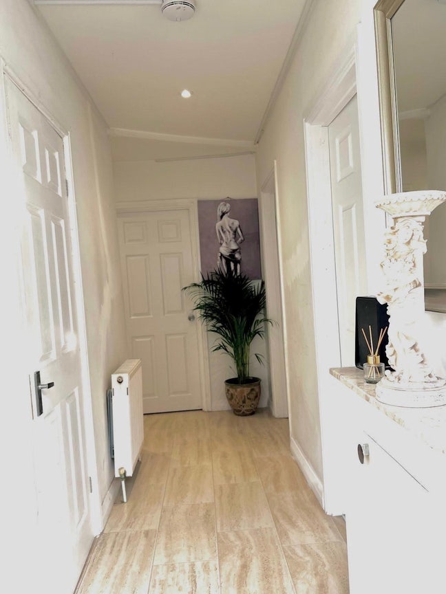 Beautiful Rooms - No Deposit - All Bills Included Main Photo