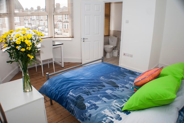 Double room en-suite available in a quiet house Main Photo
