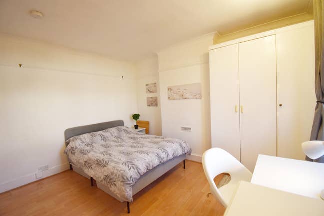 Extra Large Room in Quiet East Croydon House Main Photo