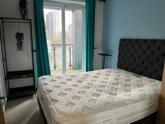 Double Room in top floor flat close to city centre Main Photo