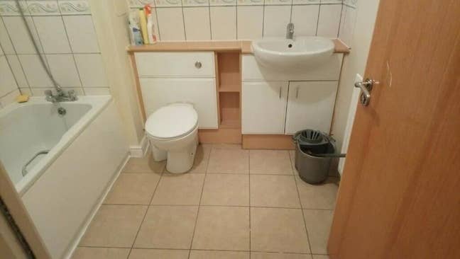 Spare room in flat available for rent Main Photo