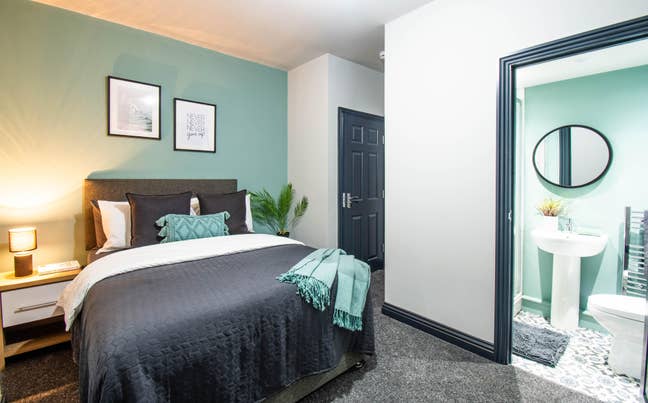 Spacious Ensuite Room Available LS10! Main Photo