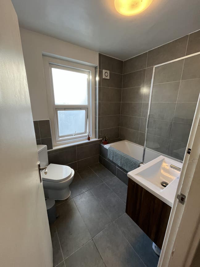 2 Bedroom flat Peckham high street Main Photo