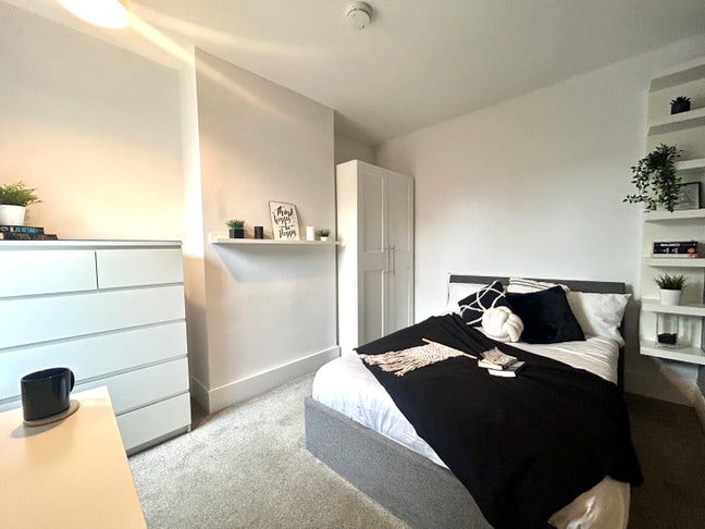 A Commuters Dream Home 💭 5Min 👣 to 🚉 Main Photo