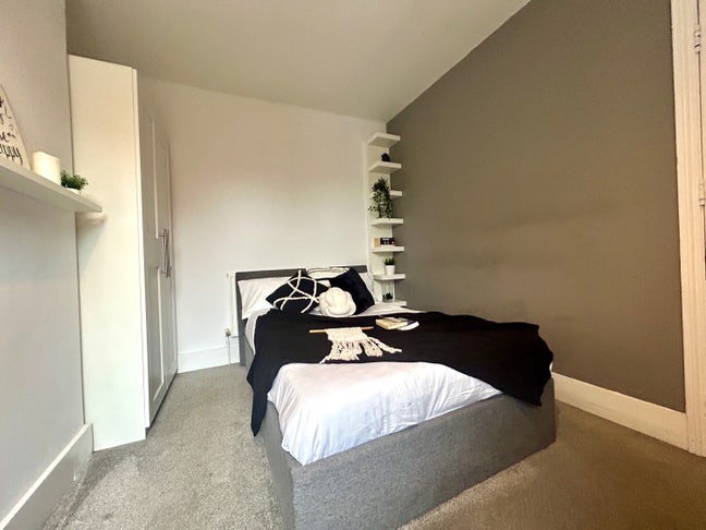 A Commuters Dream Home 💭 5Min 👣 to 🚉

 Main Photo