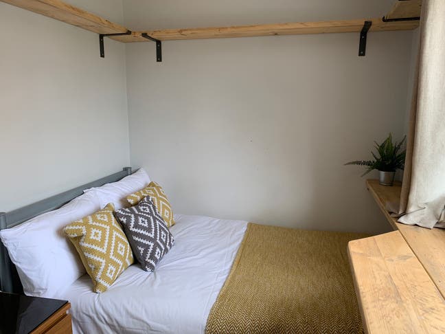 Lovely Double Room Close to 24 hour Bus/Town Main Photo