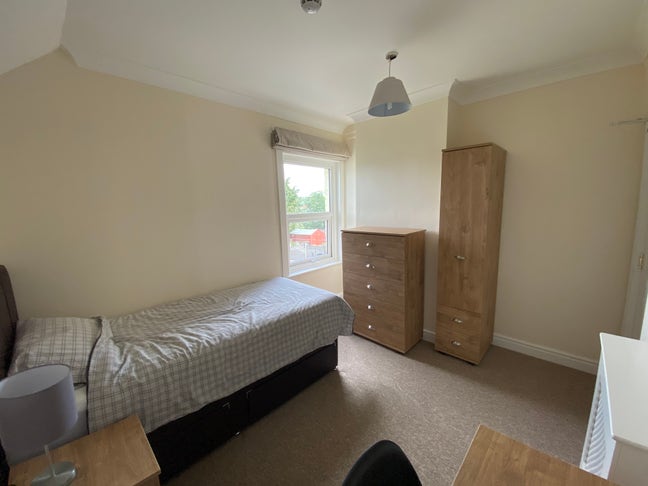 Single room in refurbished house Main Photo
