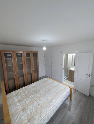 Modern Flat with Ensuite Room for Rent  Main Photo