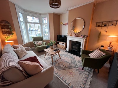 Bright double room in friendly 2 bed (Hanham) 🌞  Main Photo