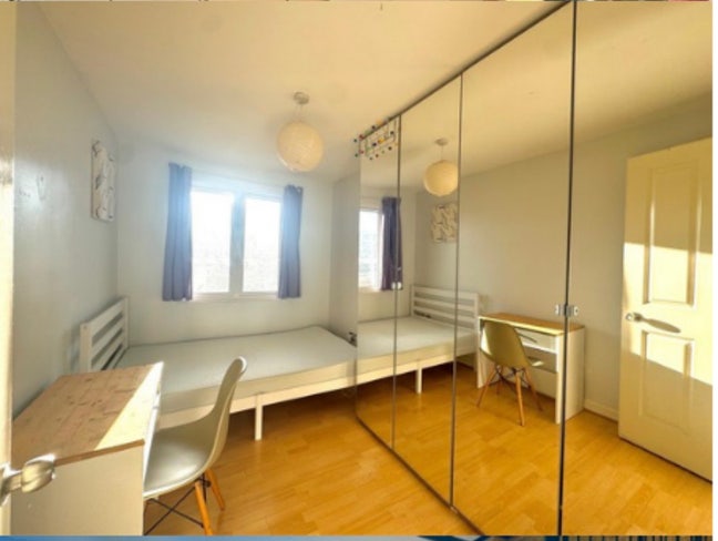 Nice top floor double room , 5mins to Canary Wharf Main Photo