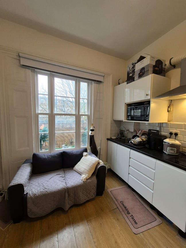 Trendy Studio Including All Bills Near Tube  Main Photo