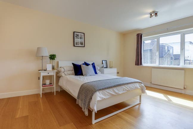 Very modern clean house moments from the station Main Photo