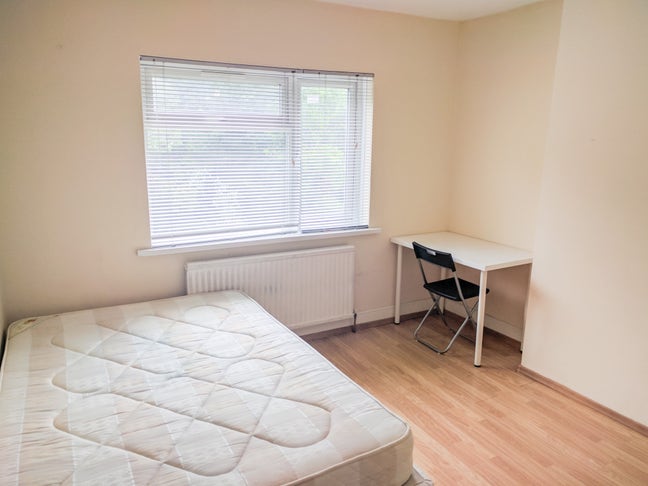 Double Room in Well-Located Hendon Home 🚆 Main Photo