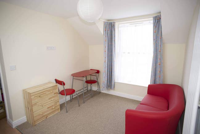 2 bed flat close t Gylly Main Photo