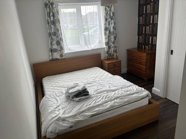 Double Ensuite Room with parking - close to town Main Photo