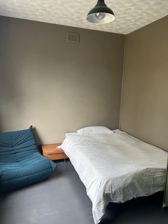Double room in a family home Main Photo