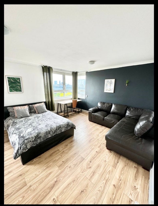 1 Double room with Balcony - Shadwell Zone 2 Main Photo