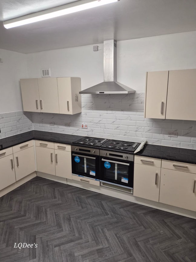 8 Bed House | Brand new kitchen | Groups preferred Main Photo
