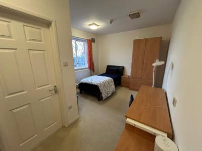 Ensuite with parking space Main Photo
