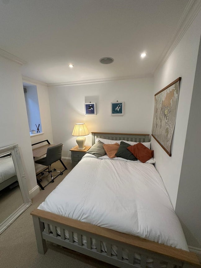 📍 &pound;1,250pm | Short-term Room, East Putney Main Photo