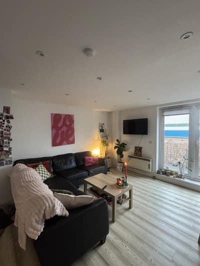 Two rooms in two bed flat near Victoria Park Main Photo