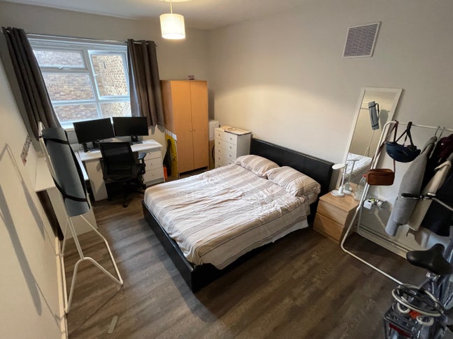 Large Double Bed Near Old Street - Bills Incl Main Photo