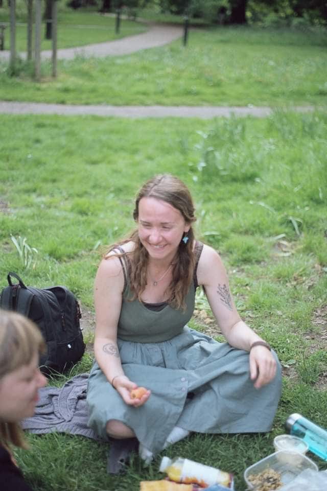 I am a professional female aged 31. I am look... Main Photo