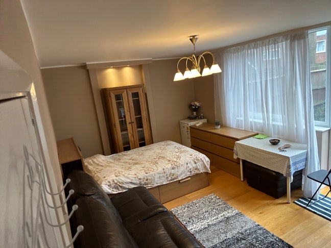 Newly Refurbished Clean Double Room to Rent Main Photo