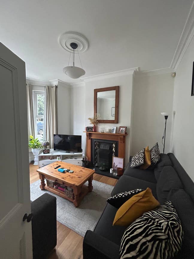 Looking for housemates-2 double rooms-Altrincham Main Photo