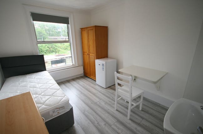Single Bedsit with En Suite Shower Room NW2 Main Photo