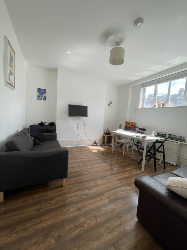 Bright double room in friendly flat,Shepherds Bush Main Photo