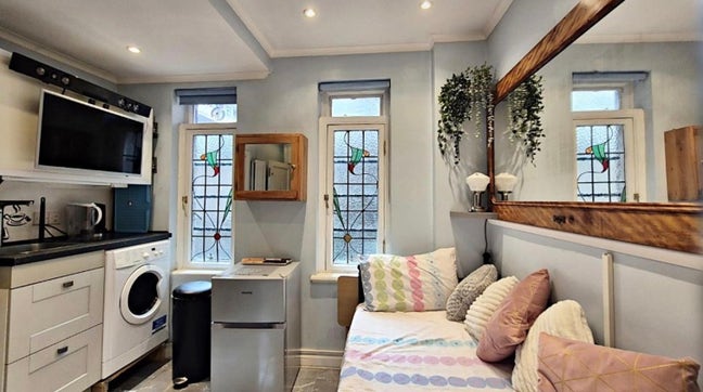 Self contained studio centrally located Main Photo