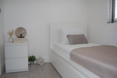 Modern En-Suite Room in the Borough of Harrow, HA3 Main Photo