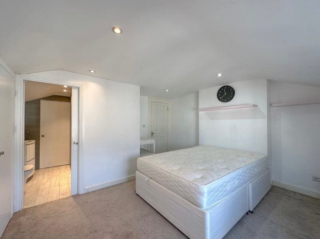 Spacious and bright double room  Main Photo